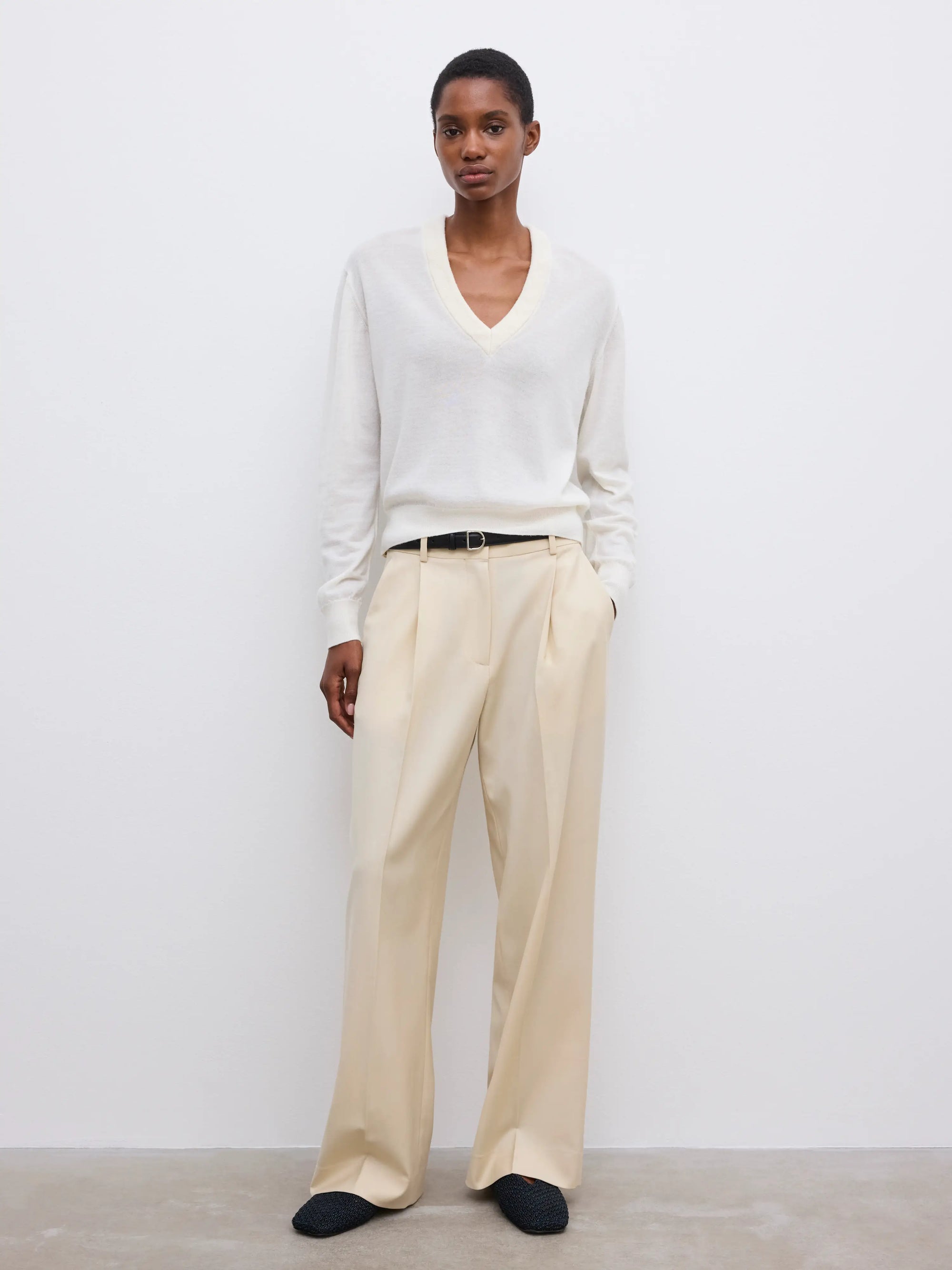 Cashmere v-neck knit: Cream White