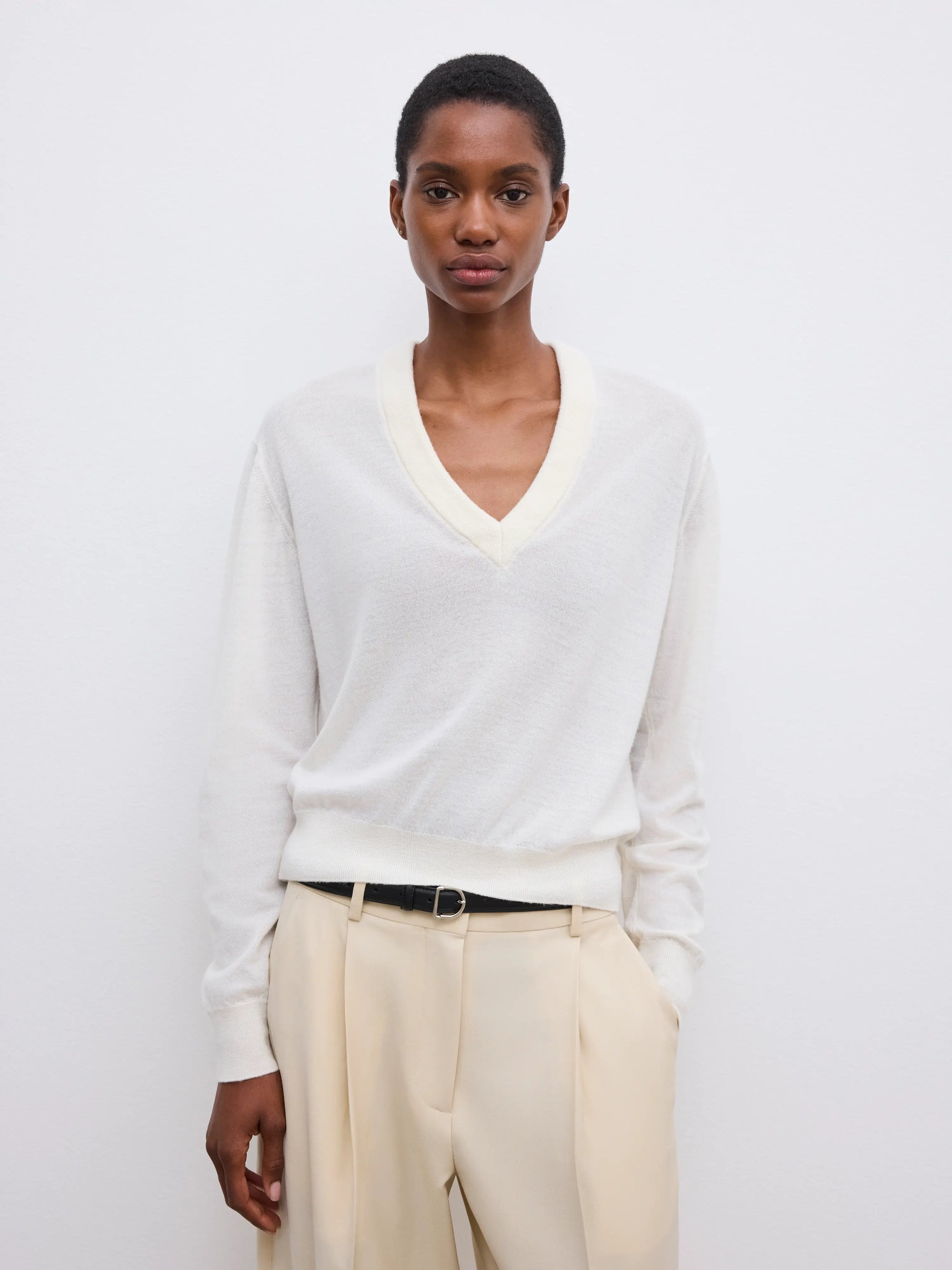 Cashmere v-neck knit: Cream White