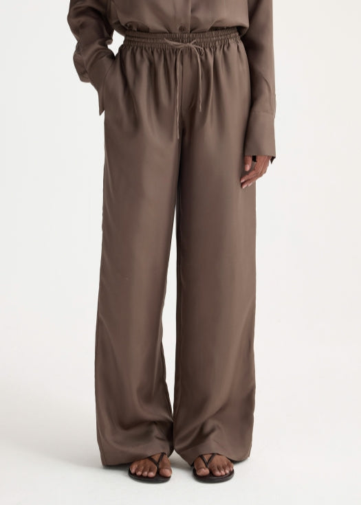 RELAXED SILK TROUSRES: TAUPE