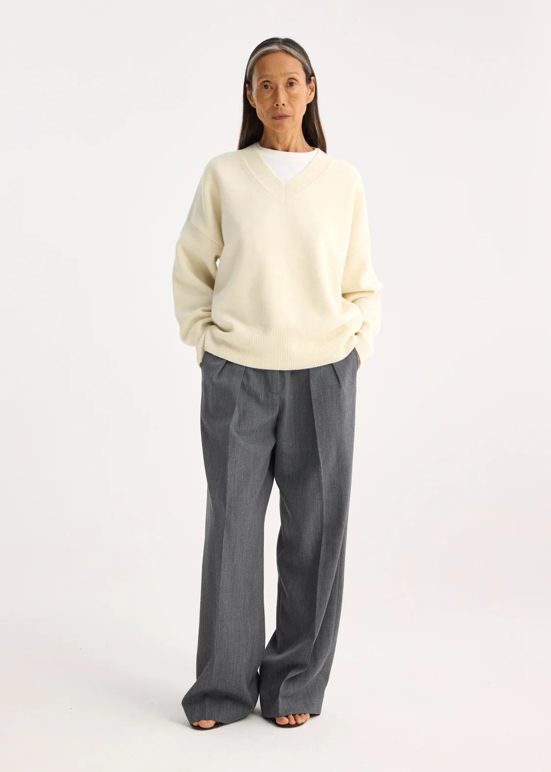 CLASSIC V-NECK JUMPER: OFF-WHITE