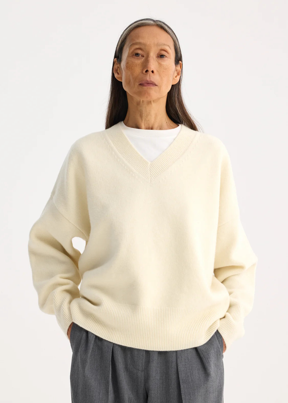 CLASSIC V-NECK JUMPER: OFF-WHITE