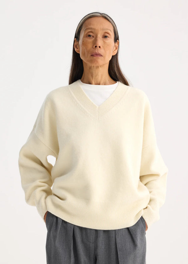 CLASSIC V-NECK JUMPER: OFF-WHITE