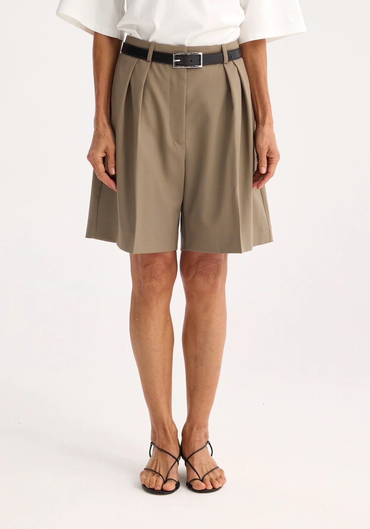 TAILORED WIDE LEG SHORTS: KHAKI