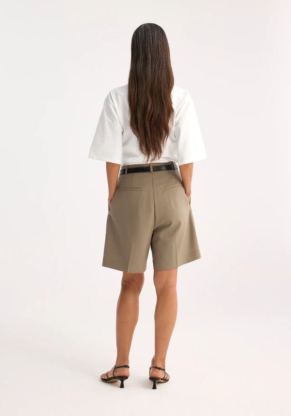 TAILORED WIDE LEG SHORTS: KHAKI