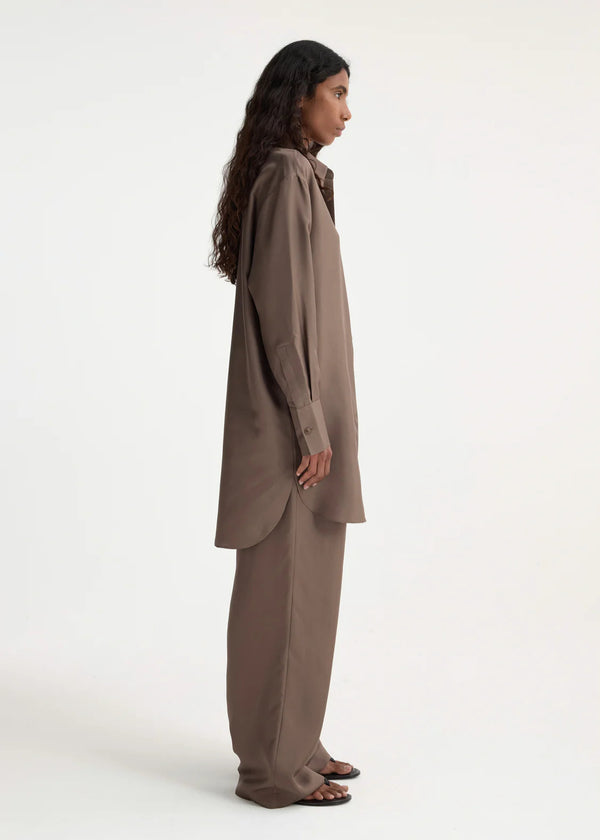 SIGNATURE ELONGATED SILK SHIRT: TAUPE