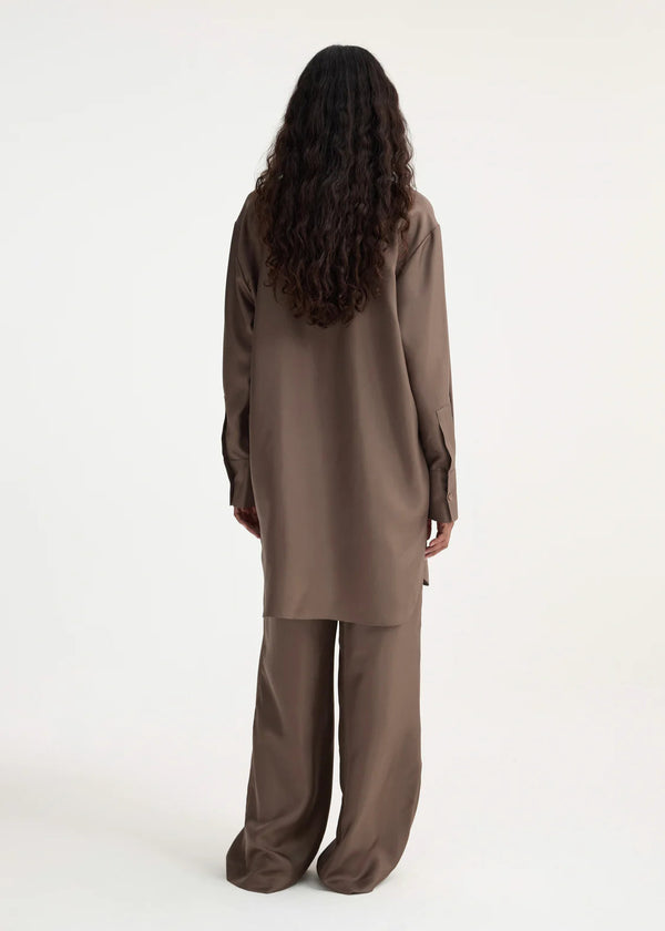 SIGNATURE ELONGATED SILK SHIRT: TAUPE