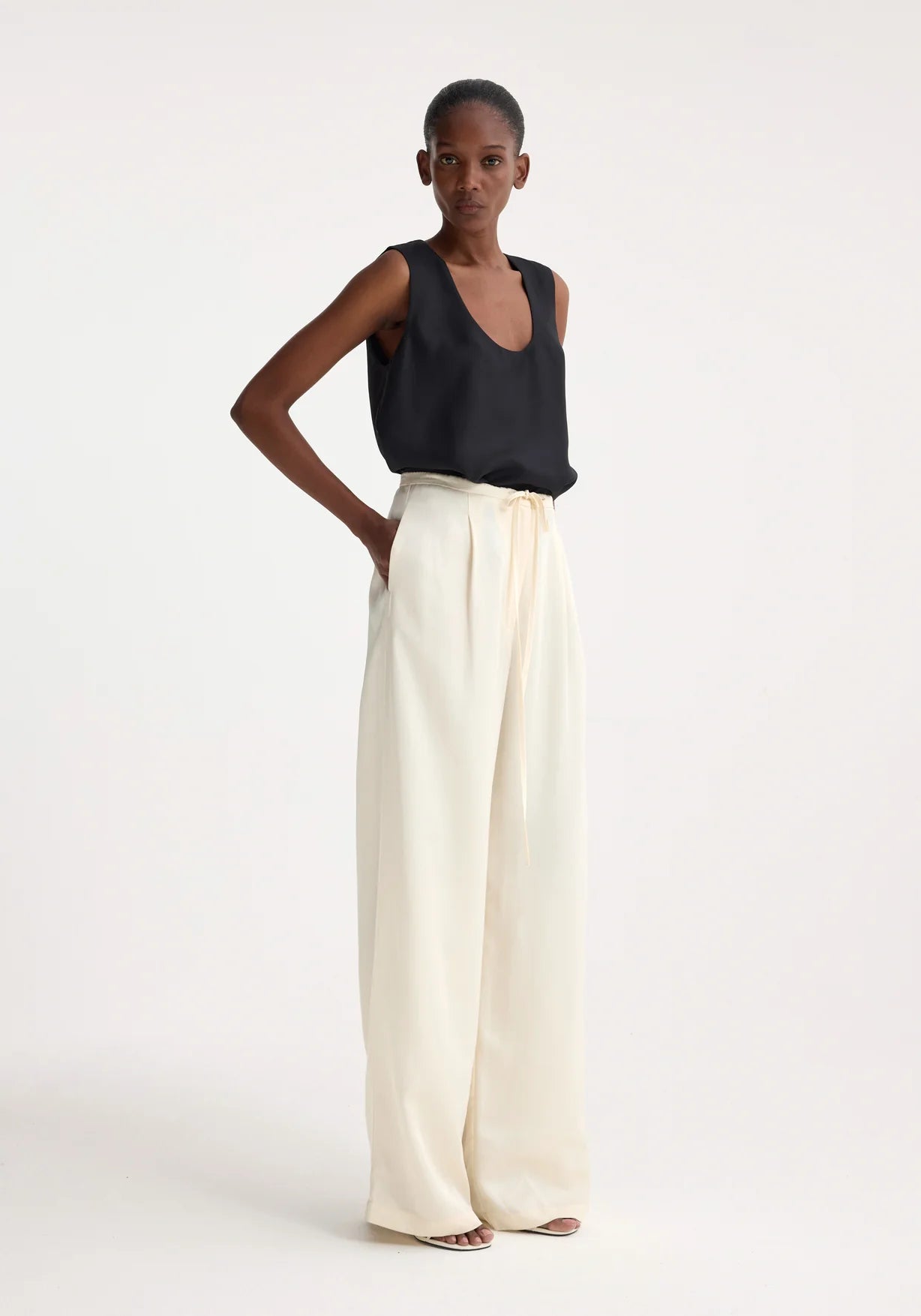 RELAXED DRAWSTRING TROUSERS: PEARL