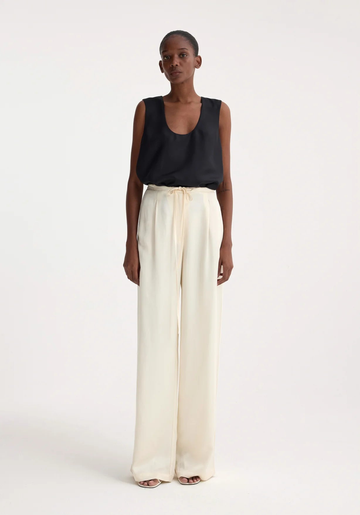 RELAXED DRAWSTRING TROUSERS: PEARL