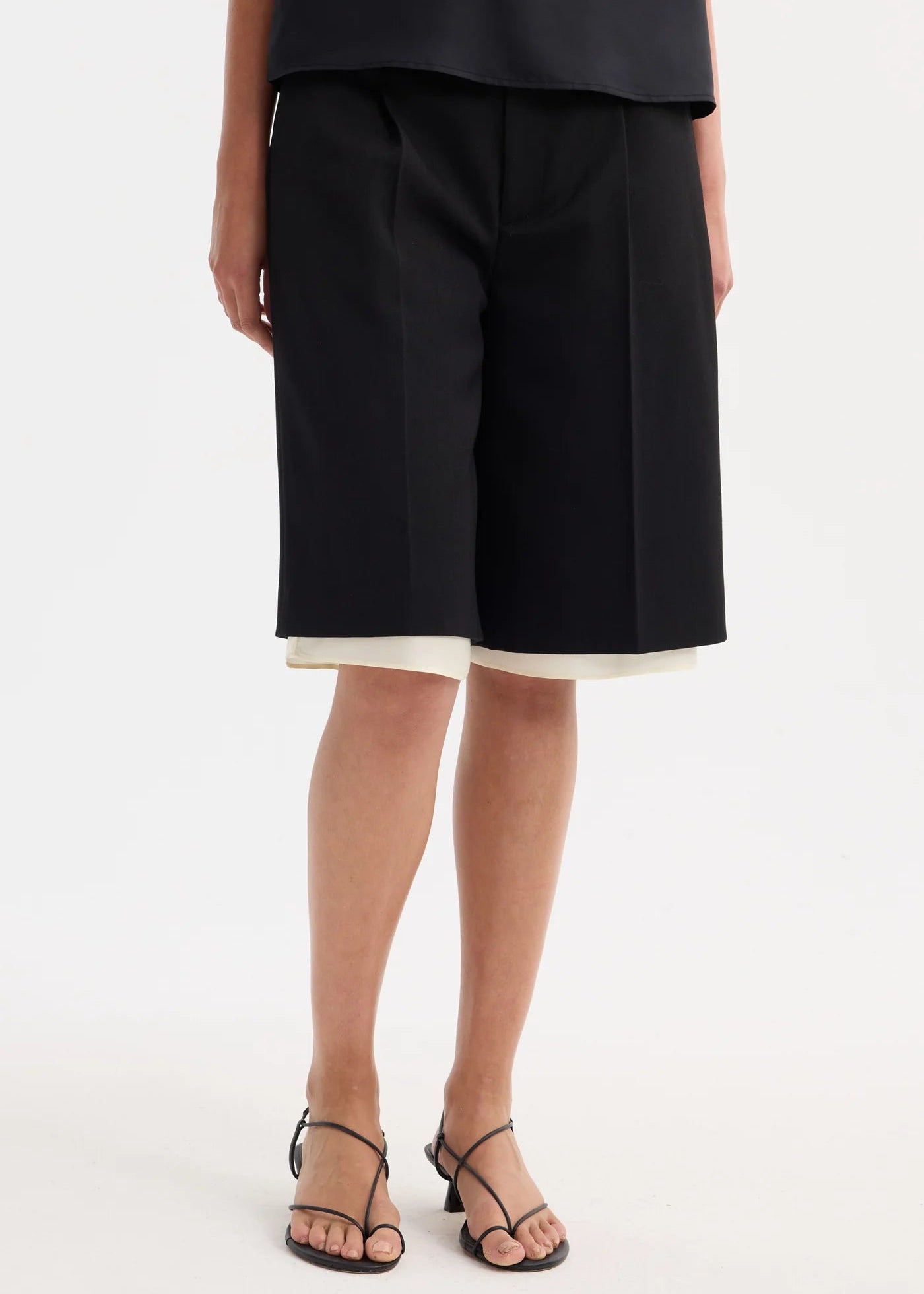 CONTRAST EXTENDED LINING SHORTS: BLACK