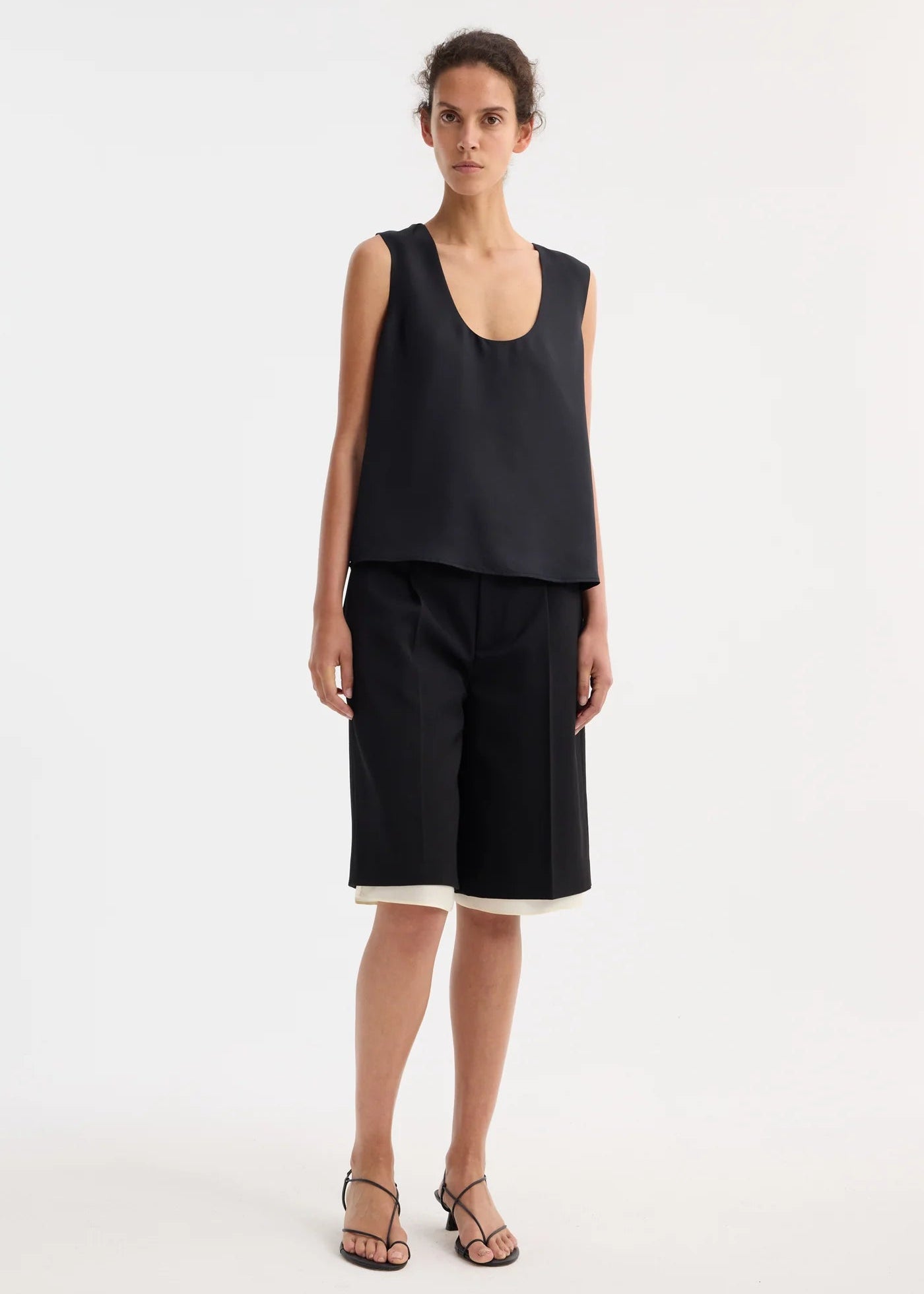 CONTRAST EXTENDED LINING SHORTS: BLACK