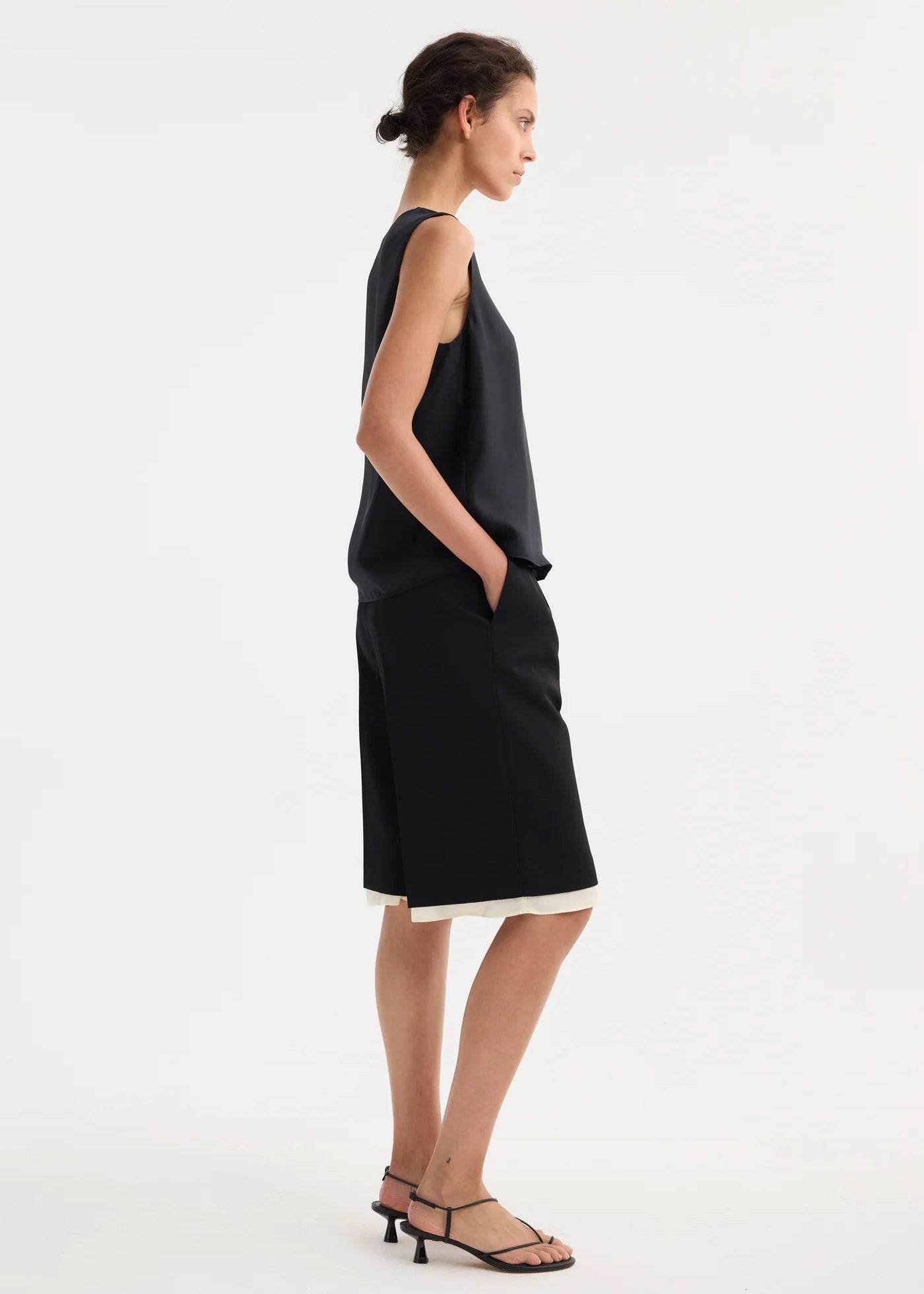 CONTRAST EXTENDED LINING SHORTS: BLACK