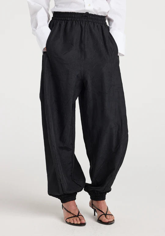 Balloon track pants: Black
