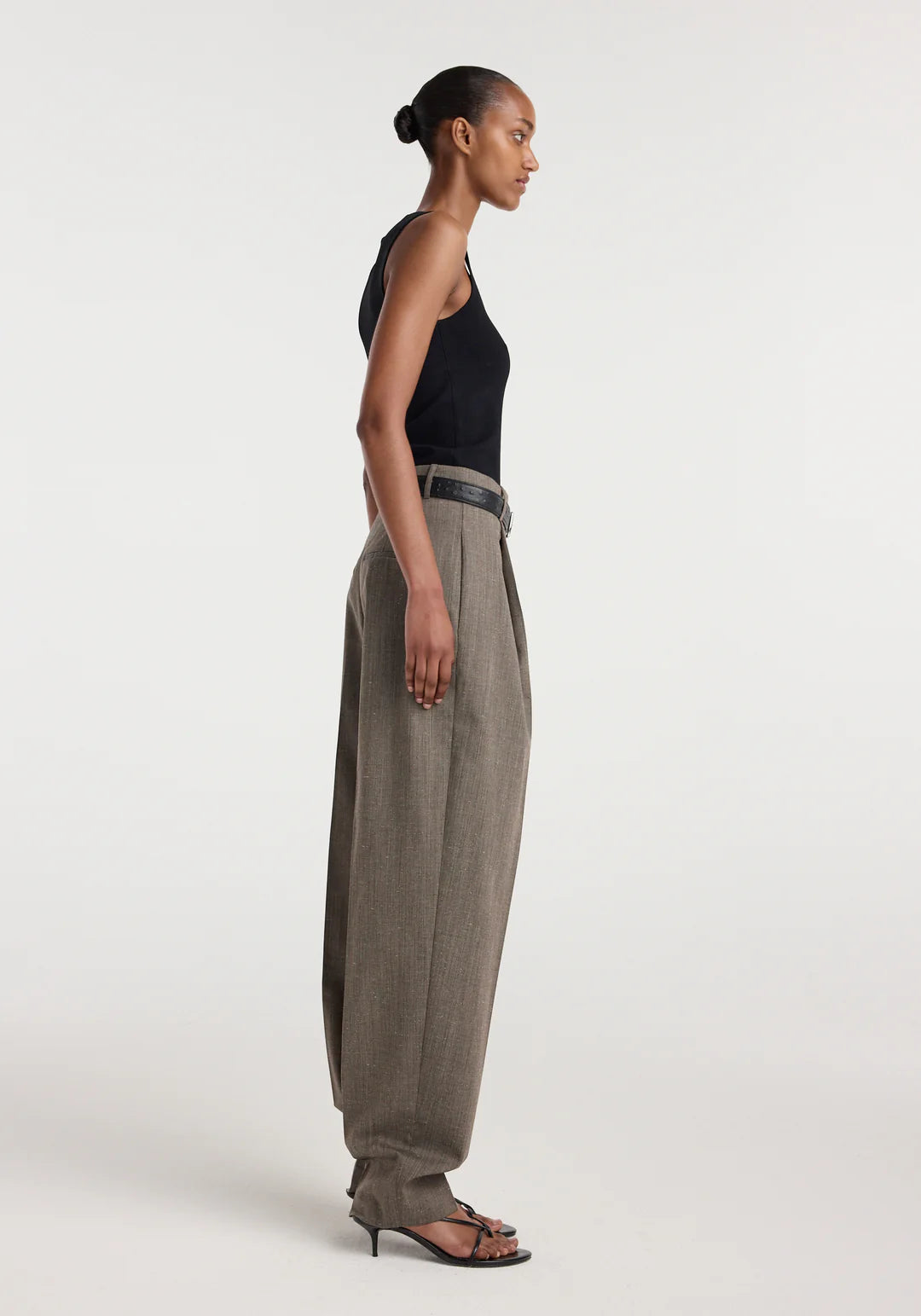 daria single pleat tapered trousers: earth slub