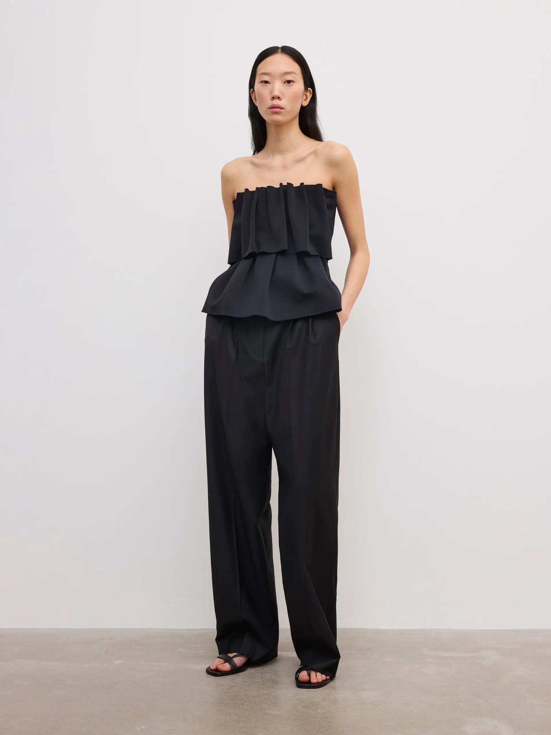 Sculpted tube top: black