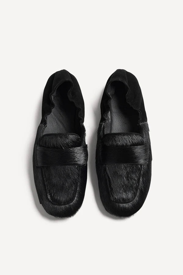 Nomi Flat Black Pony