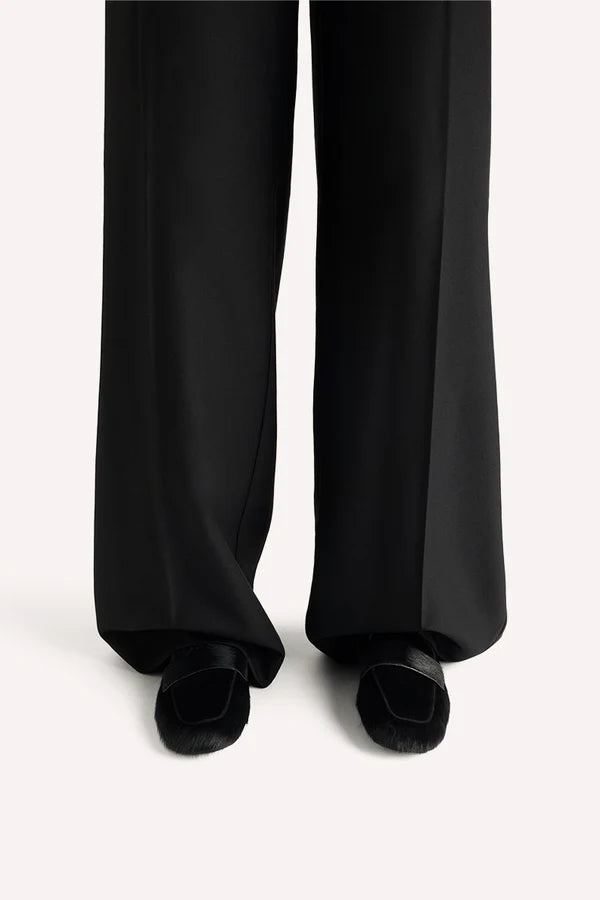 Nomi Flat Black Pony