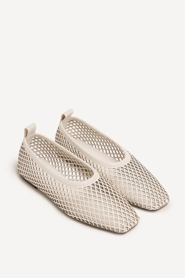 Lou Perforated Flat: Crema