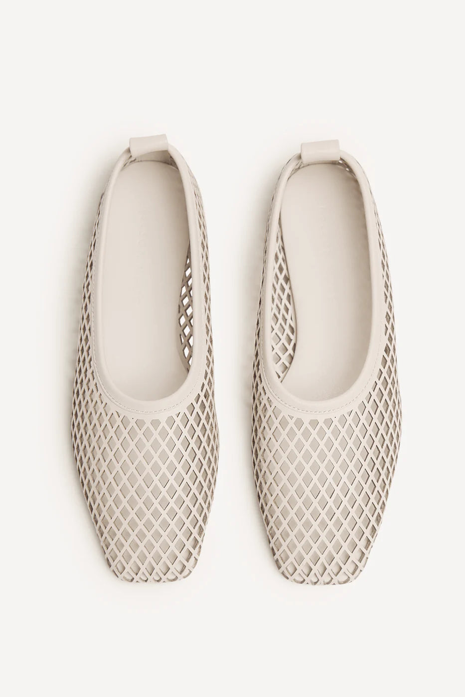 Lou Perforated Flat: Crema