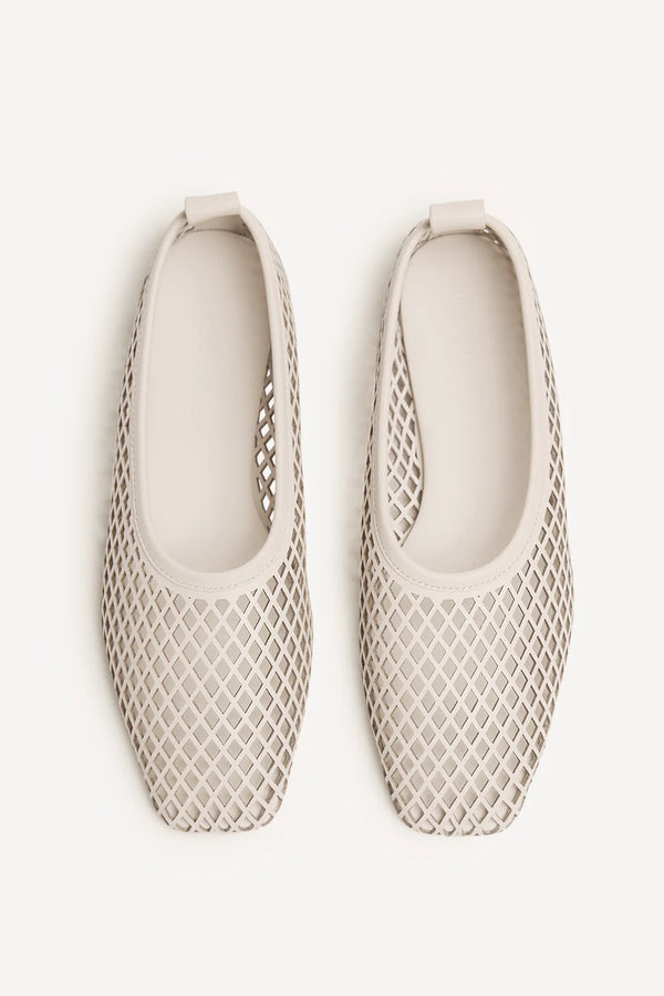 Lou Perforated Flat: Crema