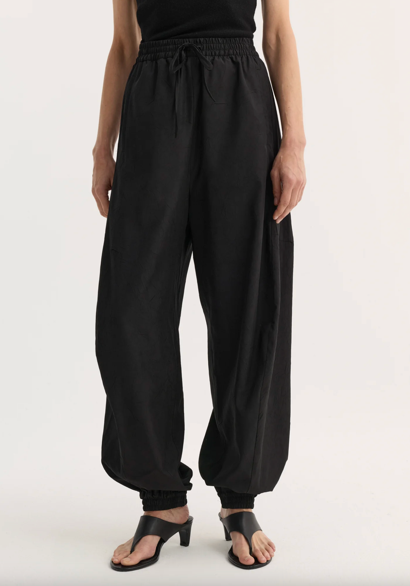 Balloon track pants: Black