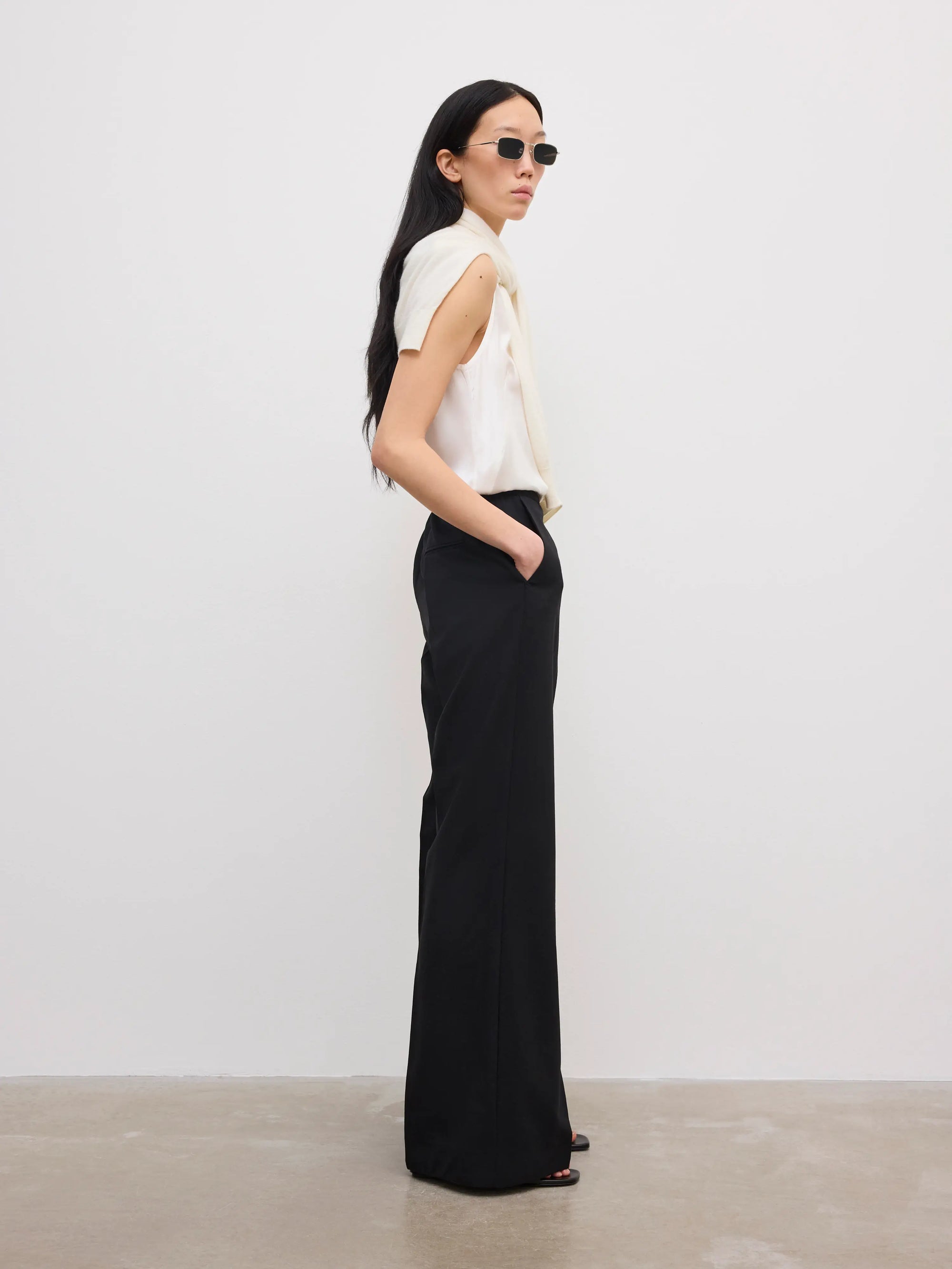 Elastic wool trousers: black